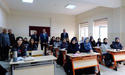 Sivas Cumhuriyet Üniversitesi Rektörü Şengönül mezun olduğu okulda öğrencilerle buluştu
