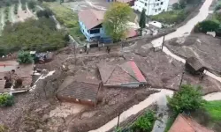 Sakarya'da sel ve heyelan: 8 kişi halatlarla kurtarıldı, evler toprak altında kaldı