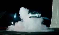 Tesla'dan "uçan" araba gösterisi: Roadster için seri üretim hedefi 2028