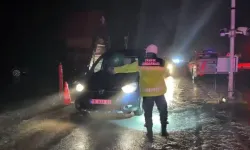Uludağ'da kar kalınlığı 20 santimetreye ulaştı! Kış lastiği olmayanlar geri çevrildi