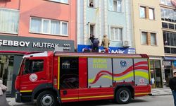 İnegöl'de camdan sarkan çocuk ekiplerce kurtarıldı