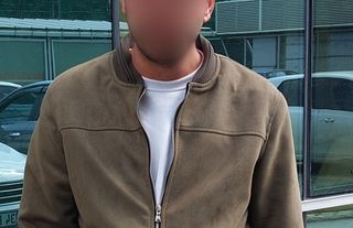 Karısının kafasında şişe kırdı