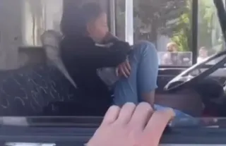 Bursa’da Ehliyetsiz Kadın Park Halindeki Kamyonu Çalıp Kaza Yaptı