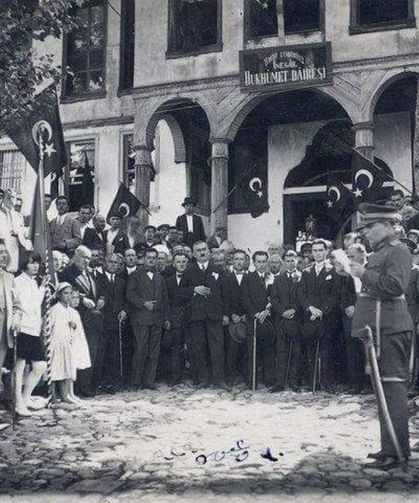 İnegöl Hükümet Konağı Önünde Bayram | Maziden Bir Kare