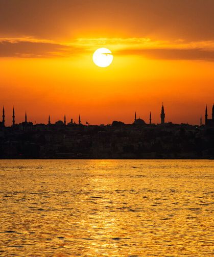 Evin Camına Vuran Güneşin Etkisi ile Bronzlaşmak Mümkün mü? İşte Cevabı...