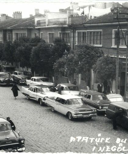 İnegöl Atatürk Bulvarında Klasik Arabalar | Maziden Bir Kare