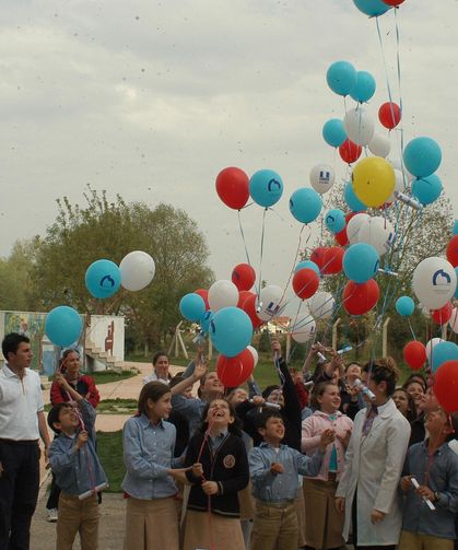 İnegöl’de öğrenciler uçan balonla peygamberimize mektup gönderdiler