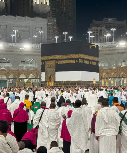 Kabe'de Erkekler ve Kadınların Aynı Safta Namaz Kılması Caiz mi?