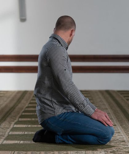 Erkeklerin Başı Açık Namaz Kılması Mekruh mu? Erkeklerin Namazda Başlarını Örtmeleri Gerekiyor mu?