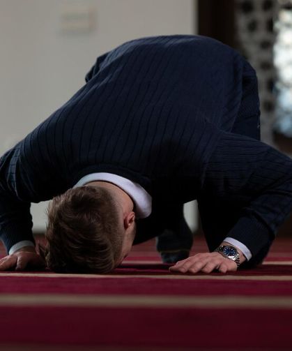 Ayakta Duramayan veya Secde Edemeyen Kişi Nasıl Namaz Kılar? | Diyanet'in Açıklaması