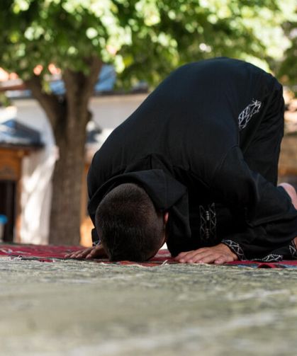 Erkeklerin ipek elbise ile namaz kılması caiz mi?