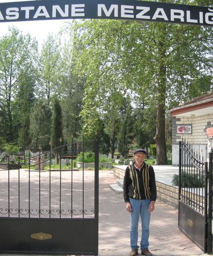 İnegöl Hastane Mezarlığında Mezarlık Bekçiliği Onun İçin Meslek Değil, Bir Aile Geleneği