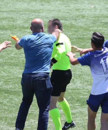 Bursa’da Liseler Arası Futbol Finalinde Hakeme Saldırı!