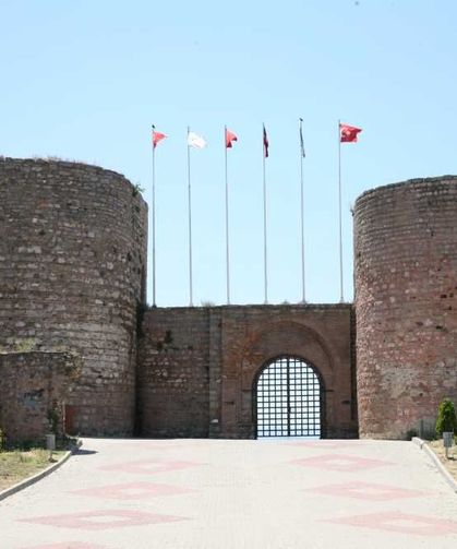 Rüyada kale burcu görmek ne anlama gelir? Kale burçları ve surlarla ilgili tabirler