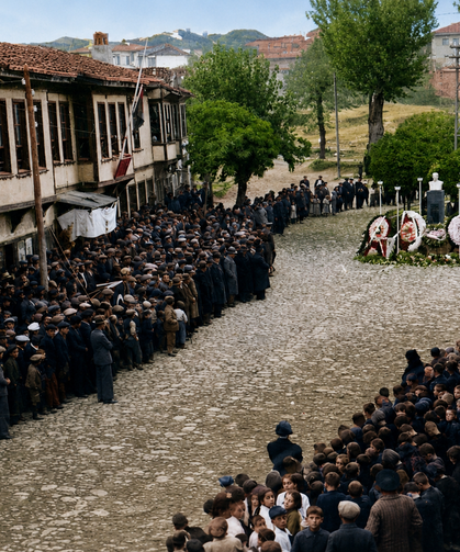 İnegöl’de Atatürk İçin Yapılan İhtifal Töreninden Tarihe Geçen Fotoğraf | Maziden Bir Kare
