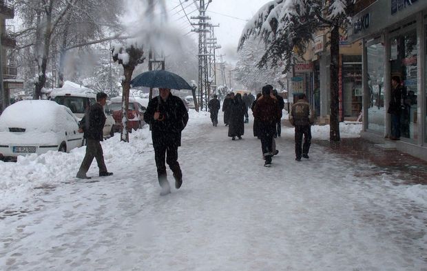 İnegöl'de kar yağışı mobilya sektörünü vurdu, pazarcı müşteri bulamadı