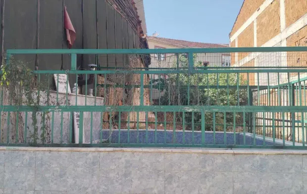 İnegöl'de yolun ortasındaki gizemli mezar görenleri şaşırtıyor