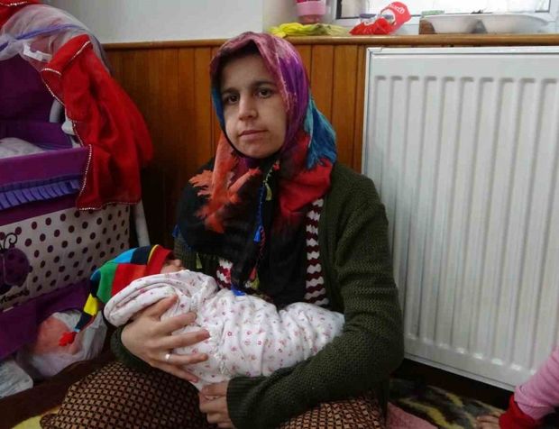 Deprem korkusundan bebeğini camide büyütüyor