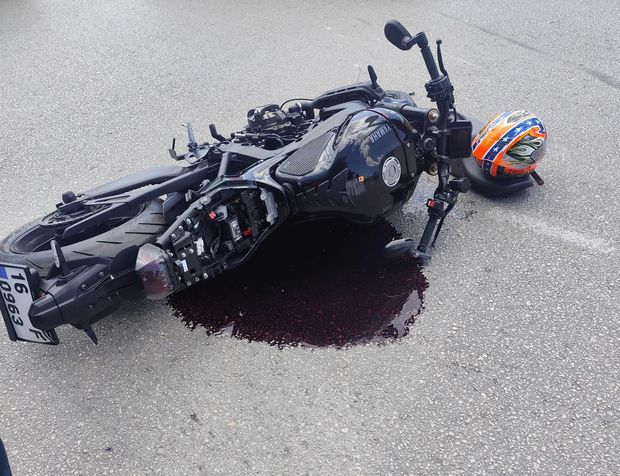 Bursa’da Kontrolden Çıkan Otomobil, 2 Motosiklete Aynı Anda Çarptı