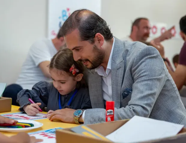 Bursa'da Babalar Günü Coşkusu: Minik Ellerden Babalarına Özel Hediye