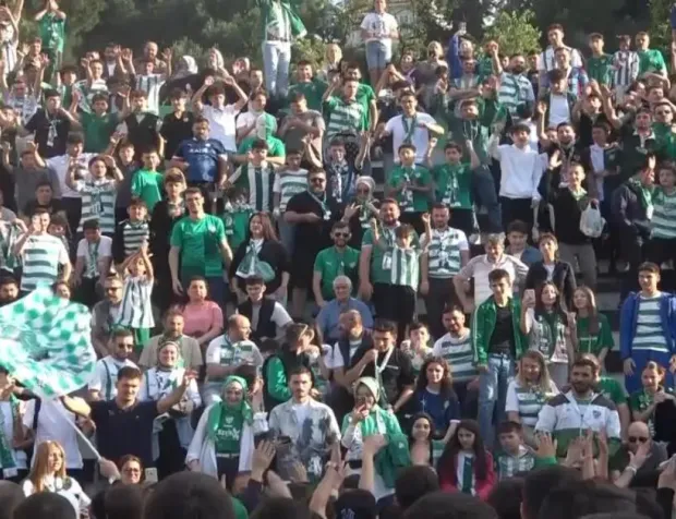 Bursaspor’un 62. Yılı Coşkuyla Kutlandı: Binlerce Meşale Geceyi Aydınlattı