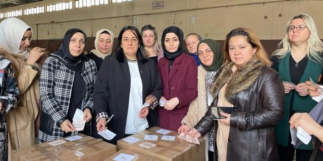 Bursalı 'AK Kadınlar'dan 550 koli mutfak seti