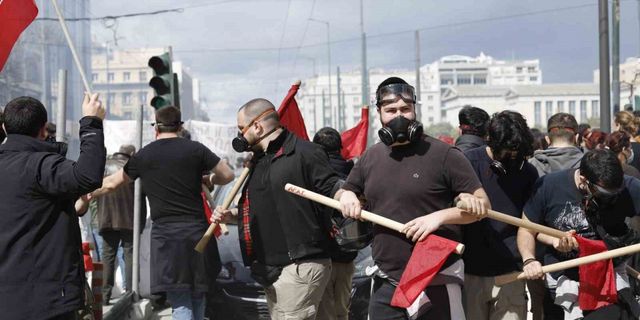Atina’da tren kazası protestosunda göstericiler polisle çatıştı