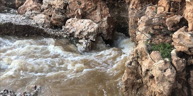 Deprem binlerce yıllık derenin suyunu yuttu
