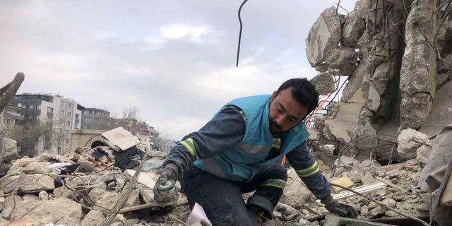 Dükkânın enkazında tırnaklarıyla hatıralarını arıyor