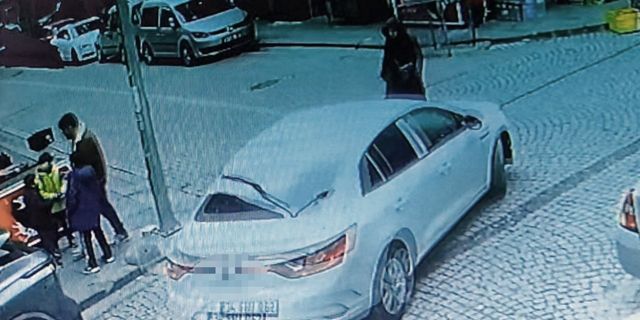 Otomobilin altında kalan kadını vatandaşlar kurtardı