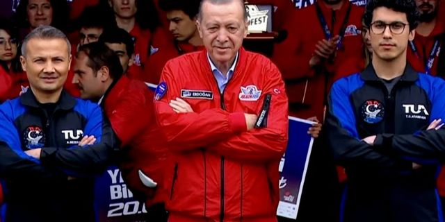 Uzay yolcularına Türk bayrakları teslim edildi