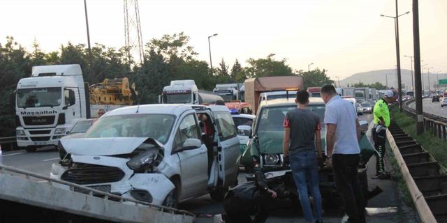 Arıza yapan kamyon durunca otoyol karıştı