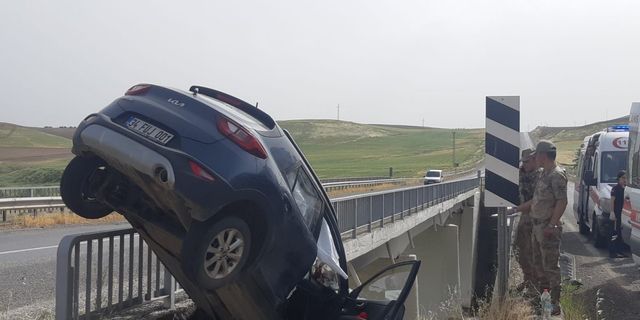 Otomobil köprüde asılı kaldı, 1 kişi öldü