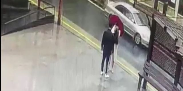 PARA DOLU POŞETİ KENDİ ELLERİYLE VERDİ