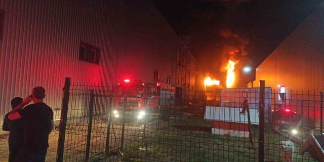 Bursa’da oyun grubu üreten fabrikada büyük yangın