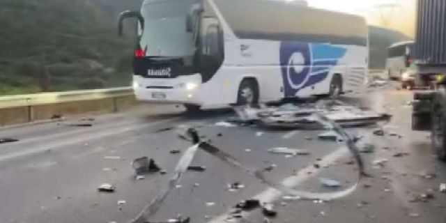 İki tır ve otobüsün karıştığı feci kazada 2 kişi öldü