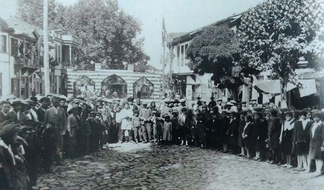 MAZİDEN BİR KARE: İNEGÖL'DE BİR BAYRAM SABAHI
