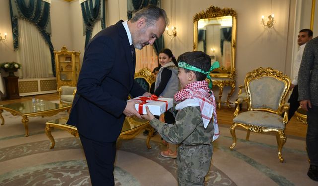 Filistinli çocuklardan Başkan Aktaş’a ziyaret