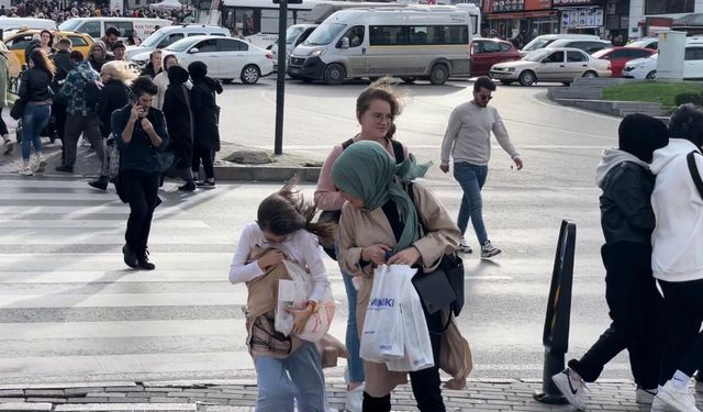Rüzgar Bursa da Vatandaşların Zor Anlar Yaşamasına Sepeb Oldu