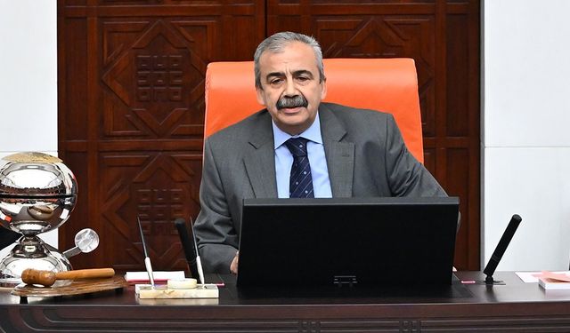 Sırrı Süreyya Önder Meclis’te rahatsızlandı