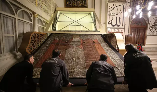 Bursa Ulu Cami'deki Kabe Kapısı Örtüsünün Bakımı Tamamlandı