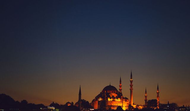 Sahurda Ezan Okunurken Su İçilir mi? Sahurda İmsak Vaktinde Yemek Yenir mi?