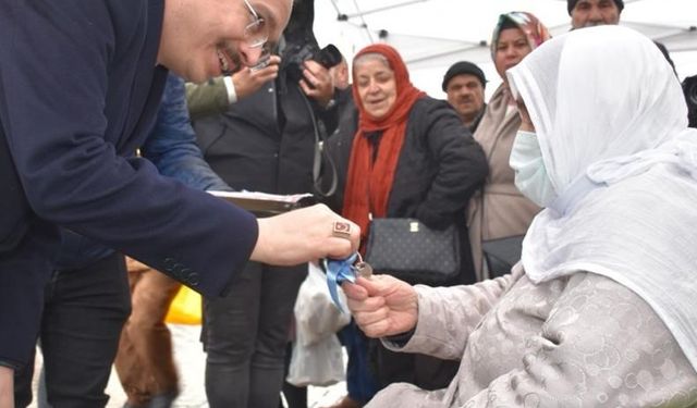 Siirt'te 24 konut kura ile hak sahiplerine teslim edildi