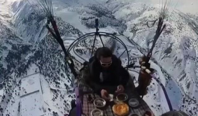 Çılgın Paraşütçünün Gökyüzünde Kahvaltı Keyfi Viral Oldu