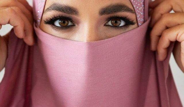 Kadınlar Evde Başları Açık Namaz Kılabilir mi?