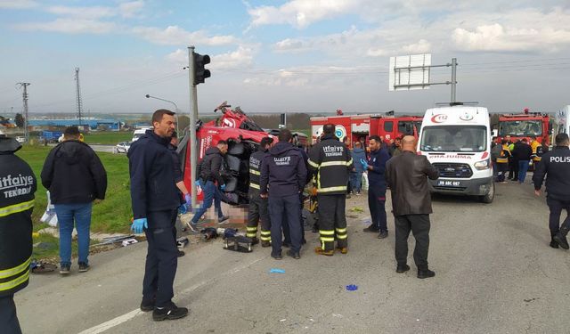 Tır, yolcu minibüsüne çarptı: 5 ölü, 10 yaralı