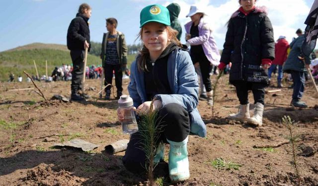 Dünya Ormancılık Günü’nde çocuklar bin fidan dikti