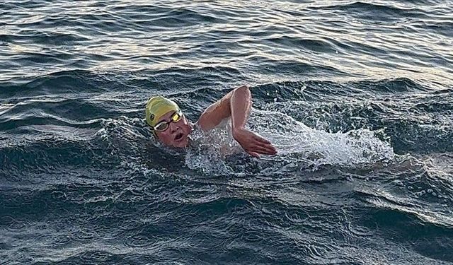 Yüzücü Aysu Türkoğlu, Yeni Zelanda'daki Cook Boğazı geçişini 7 saat 21 dakikada tamamladı