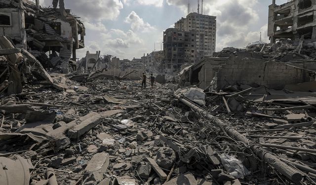 İsrail, sivillerin sığındığı evleri vurdu