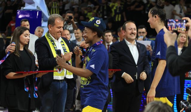 FIBA Kadınlar Euroleague'de şampiyon olan Fenerbahçe kupasını aldı